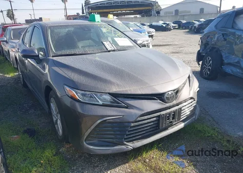 2022 Toyota Camry Le z USA, uszkodzony, nr VIN 4T1C11AK8NU688728